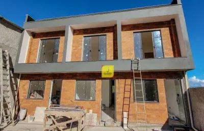 Casa com 2 quartos, 2 banheiros, quintal e garagem no parque independência