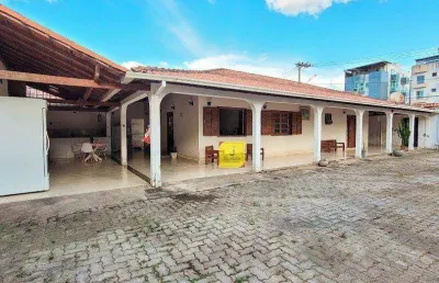 Casa linear com 3 suítes e espaço gourmet, em terreno de 500m² no marilândia