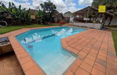 Maravilhosa granja, com excelente localização, com terreno totalmente plano de 2.500m², com piscina e varanda gourmet, no bairro novo horizonte.