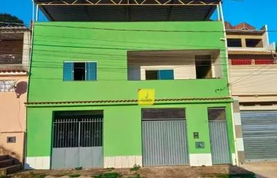 Casa de 2 quartos e 2 vagas de garagem, com quintal no bairro santa cruz.