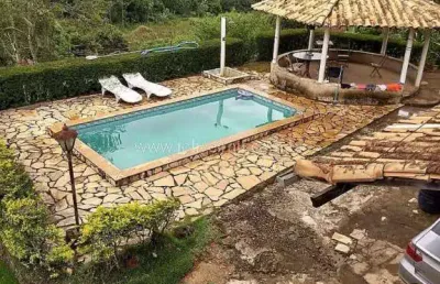 Excelente granja com casa de 5 quartos, piscina, luz da cemig, várias garagens, e terreno de 3.600m², no ribeirão do carmo.