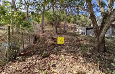Excelente granja (só terreno), bem pertinho da portaria, com 1.240m², no condomínio rural fazendinhas de valadares.