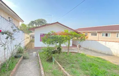 Imperdível oportunidade de adquirir casa com 3 quartos e 5 vagas de garagem, com quintal no bairro alto de curitiba-pr!