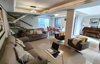 Imperdível sobrado à venda em curitiba-pr, bairro guabirotuba: 3 quartos, 2 suítes, 2 salas, 4 banheiros, 3 vagas, 264,29m².