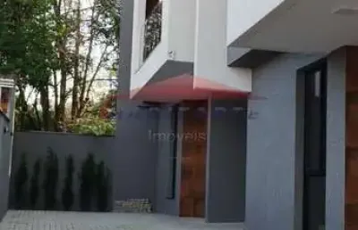 Sobrado à venda em localização privilegiada: 3 quartos, 2 suítes, 3 salas, 4 banheiros, 2 vagas de garagem - 135,33m²!