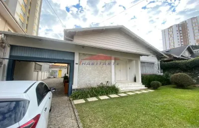 Imperdível: casa à venda com amplo terreno em curitiba-pr, centro cívico.2 suítes, 2 salas, cozinha planejada 3 banheiros, 6 vagas , 819m²! aproveite!