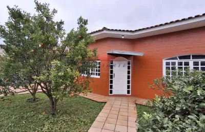Casa comercial no uberaba, curitiba-pr: 2 salas amplas, 2 banheiros, 2 vagas e 100m² de área