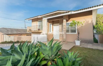 Casa aconchegante com lindo quintal, churrasqueira e pergolado, 180m² de casa e 495m² de terreno à
