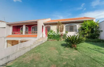 Casa com piscina e amplo terreno à venda, 495m² de terreno e  257,22m² de área construída,  bem loc