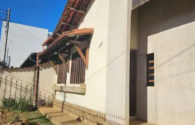 Casa com lote inteiro e saída para duas ruas no santa maria – timóteo