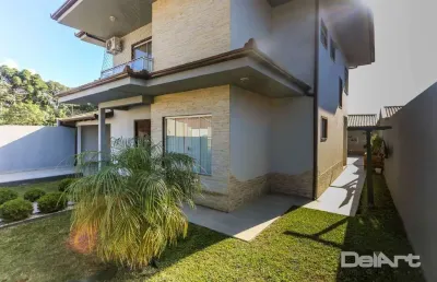 Linda residência de 02 pavimentos no bairro mais charmoso de rio negro... 290m2 de construção