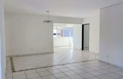 Apartamento com 03 quartos, 120 m² e a poucos metros da praia.