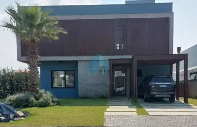 Linda casa de alto padrão, localizada no condomínio aqualina, araçatuba | garopaba - sc