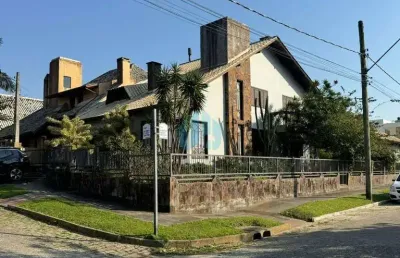 Linda casa localizada no loteamento panorâmico, no centro de garopaba!