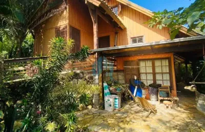 Duas lindas casas rústicas, em amplo terreno, na praia do rosa, com uma vista incrível!