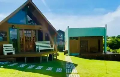 Condomínio com 4 casas na praia do rosa, próximo a todo comércio!