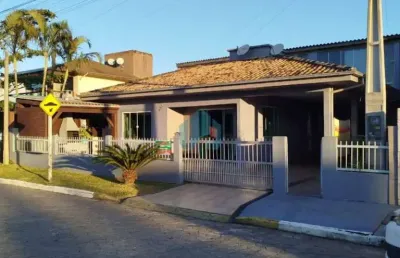 Três casas em terreno, localizadas no centro de garopaba, a 1 km da praia central!
