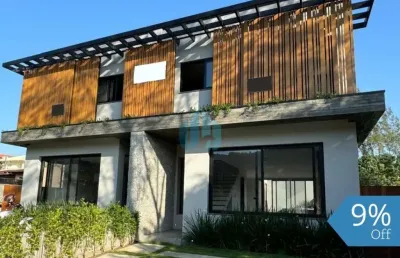Belas casas novas, localizadas no loteamento panorâmico, no centro de garopaba!