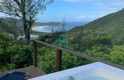 Linda casa com vista perene p/ mar, na praia do silveira, em garopaba!