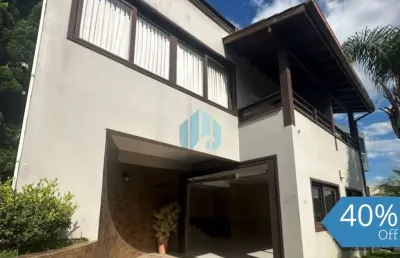 Bela casa localizada no loteamento jardim panorâmico, no centro de garopaba!