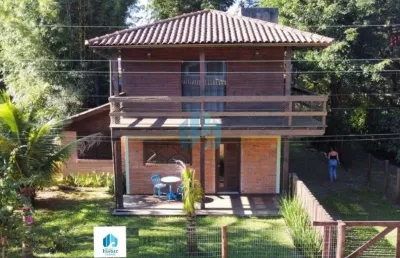 Bela casa em condomínio fechado em frente à surfland, na praia do rosa!