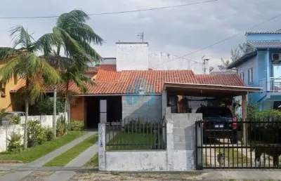Casa localizada no centro de garopaba, a 1.500 m da praia central!
