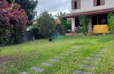Casa em amplo pátio localizada no bairro ambrósio, em garopaba!