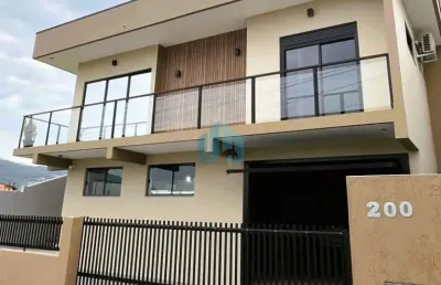 Casa localizada no loteamento quinta dos açores, bairro ambrósio, em garopaba!