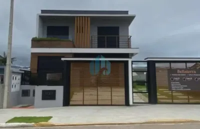 Bela casa localizada no condomínio bella terra, ao lado do centro de garopaba!