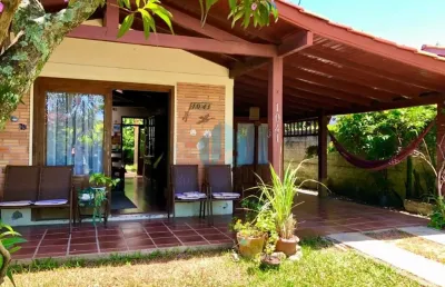 Linda casa localizada no centro de garopaba, a 450 m da avenida principal e 1,2 km da praia central!