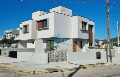 Bela casa nova localizada no loteamento pedra branca, em garopaba!