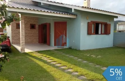Bela casa térrea localizada no loteamento pedra branca, próxima ao centro de garopaba!