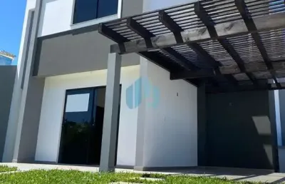 Bela casa nova localizada no loteamendo pedra branca, a poucos minutos do centro de garopaba!