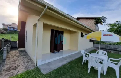 Bela casa localizada no loteamento village, a poucos minutos do centro de garopaba!