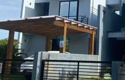 Bela casa localizada no bairro pinguirito, ao lado do centro de garopaba!