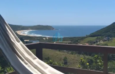 Bela casa com vista p/ mar, localizada na praia do silveira, em garopaba!