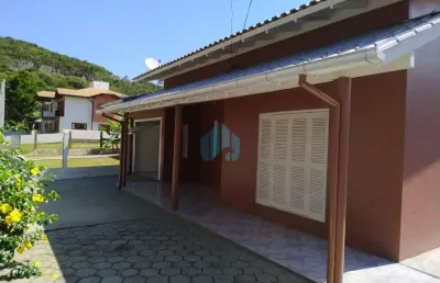 Casa a 800 m da praia central, no loteamento panorâmico, centro de garopaba!