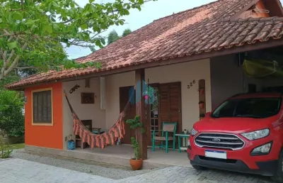 Bela casa localizada no bairro pinguirito, próxima ao centro de garopaba!
