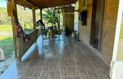 Bela casa localizada no bairro areias de palhocinha, próxima ao centro de garopaba!