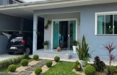 Bela casa a 1,4 km da praia central de garopaba, bairro pinguirito.