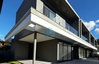 Sobrados de alto padrão no residencial flamboyant, a 200 m da praia, loteamento morrinhos, em garopaba!