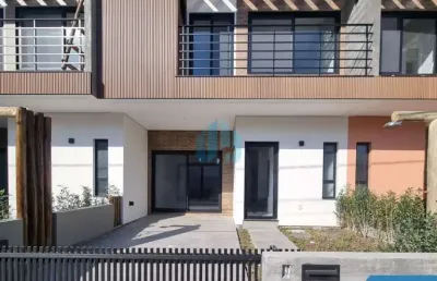 Belos sobrados localizados no bairro pinguirito, em garopaba, ficando a 1,4 km da praia central!