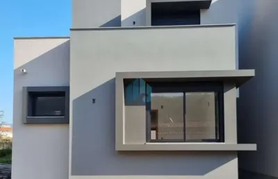 Bela casa nova localizada no centro de garopaba, loteamento panorâmico!