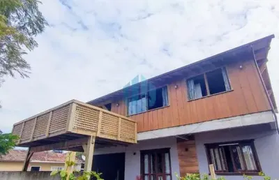 Casa na praia do rosa, próxima de todo o comércio, da surfland e praias da região, em garopaba!