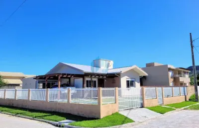 Bela casa localizada no bairro areias de palhocinha, em garopaba!