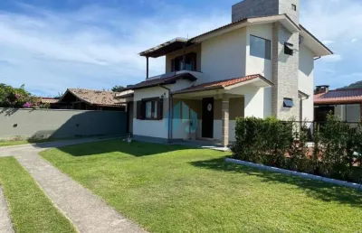 Bela casa nova em garopaba, próxima da praia da barra e poucos minutos do centro da cidade!