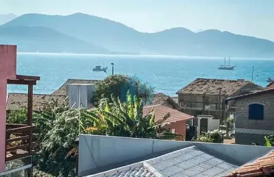 Casa no centro histórico, a apenas 200 m da praia central de garopaba!
