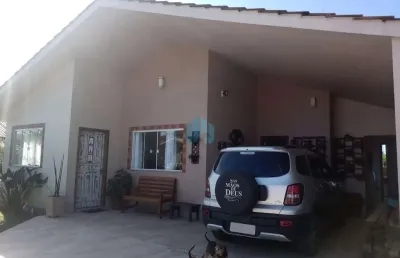 Bela casa localizada no bairro palhocinha, em garopaba, a 3,5 km do centro da cidade!