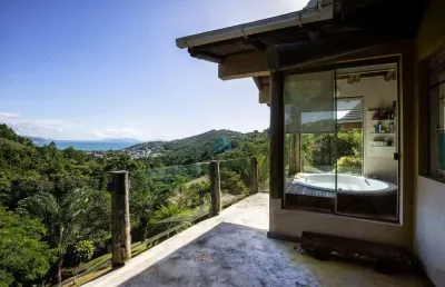 Linda casa localizada na praia do silveira, em garopaba!