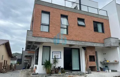 Bela casa no condomínio villa botânica, loteamento panorâmico, no centro de garopaba!